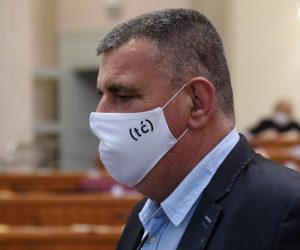 04.02.2021., Zagreb - Sjednica Hrvatskog Sabora na kojoj je bila rasprava o zakonu o autorskim pravima i srodnim pravima. Zastupnici Mosta na sjednicu Sabora dosli su sa maskama s inicijalima "tc"ministra Tomislava Corica. Miro Bulj Photo: Marko Lukunic/PIXSELL