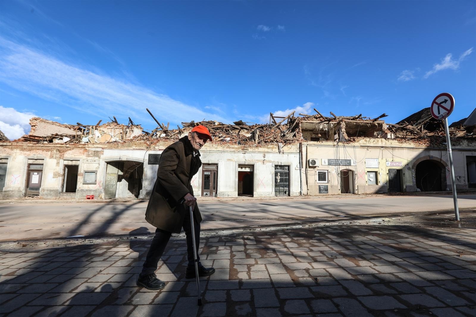 02.02.2021., Petrinja - Nakon tmurna i hladna vremena razrusenu Petrinju zagrijalo proljetno sunce. Prazan grad s pokojim prolaznikom djeluje sablasno.  
Photo: Robert Anic/PIXSELL