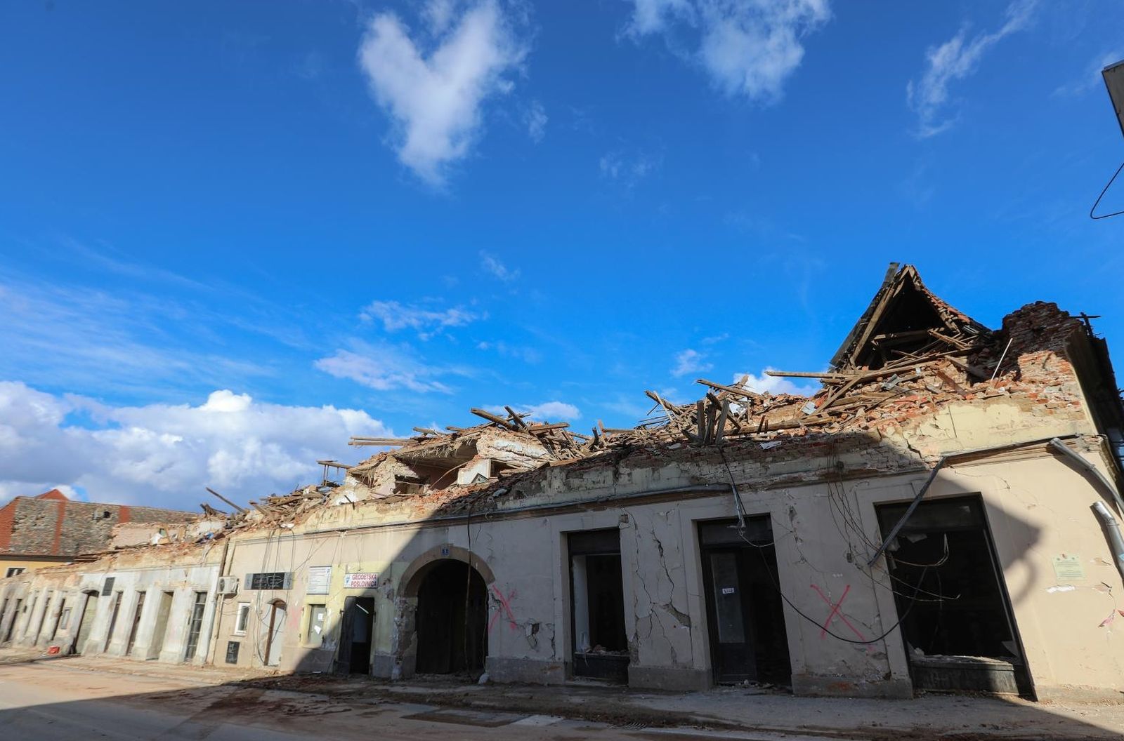 02.02.2021., Petrinja - Nakon tmurna i hladna vremena razrusenu Petrinju zagrijalo proljetno sunce. Prazan grad s pokojim prolaznikom djeluje sablasno.  
Photo: Robert Anic/PIXSELL