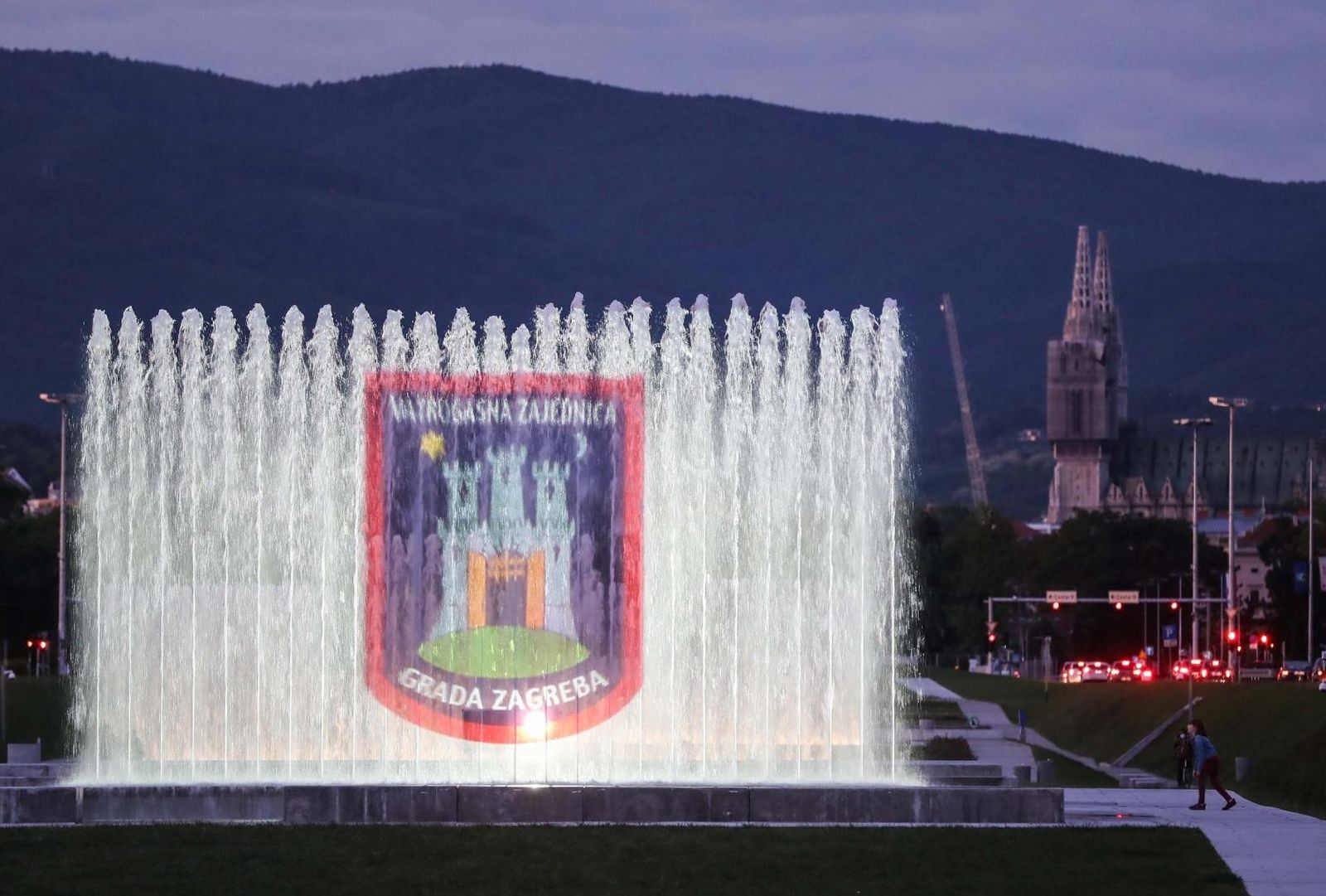 04.05.2020,Zagreb - U povodu obiljezava Dana sv. Florijana, zastitnika vatrogasaca, te 90 godina Vatrogasne zajednice Grada Zagreba, 110. obljetnice Javne vatrogasne postrojbe Grada Zagreba i 150. obljetnice DVD-a Zagreb,, gradonacelnik Grada Zagreba Milan Bandic, sa suradnicima, obisao je fontane u Ulici Hrvatske bratske zajednice koje su zasvijetlile u cast zagrebackim vatrogascima. 
Photo: Jurica Galoic/PIXSELL