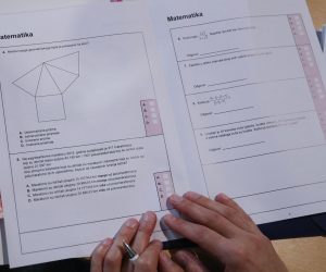 04.06.2020., Zagreb -  Nacionalni centar za vanjsko vrednovanje obrazovanja, koji ja nadlezan za organizaciju drzavne mature , dozvolio je ulaz za  novinare i kamere u svoje prostorije na Zagrebackom velesajmu , gdje stotine profesora i drugog osoblja priprema ispite za maturu te se od tamo distriburiraju u sve skole u Hrvatskoj. 
Ravnateljica centra Ivana Katavic. Photo: Zeljko Lukunic/PIXSELL