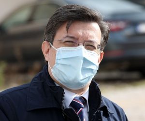 05.02.2021., Sibenik -Nakon sto su potpisali ugovor o gradnji 127 POS-ovih stanova na Biocima gradonacelnik Grada Sibenika Zeljko Buric,drzavni tajnik Ministarstva prostornog uredjenja, graditeljstva i drzavne imovine Zeljko Uhlir te direktor Agencije za pravni promet i posredovanje nekretninama Dragan Hristov polozili su kamen temeljac. 
Photo: Dusko Jaramaz/PIXSELL