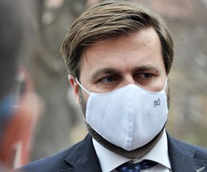 05.02.2021., Pula - Ministar gospodarstva i odrzivog razvoja Tomislav Coric dao je izjavu medijima nakon radnog sastanka s obnasateljem duznosti zupana Fabrizijom Radinom, pulskim gradonacelnikom Borisom Mileticem, gradonacelnikom Rovinja Markom Paliagom i direktorom Fonda za zastitu okolisa i energetsku ucinkovitost Sinisom Kukicem. Photo: Sasa Miljevic/PIXSELL