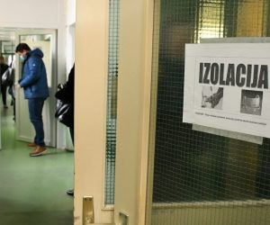 05.11.2020., Bjelovar - U Opcoj bolnici jos jedan dodatni bolnicki odjel je ispraznjen i preuredjen za prihvat pacijenata zarazenih koronavirusom. Pristup odjelu gdje ce se od danas smjestavati  novozarazeni u karanteni ili na respratoru biti ce strogo zabranjen. Zbog sve veceg broja zarazenih bolnicki kapaciteti sa trenutacnih 80 lezajeva dodatno su povecani na 142. 
Photo: Damir Spehar/PIXSELL