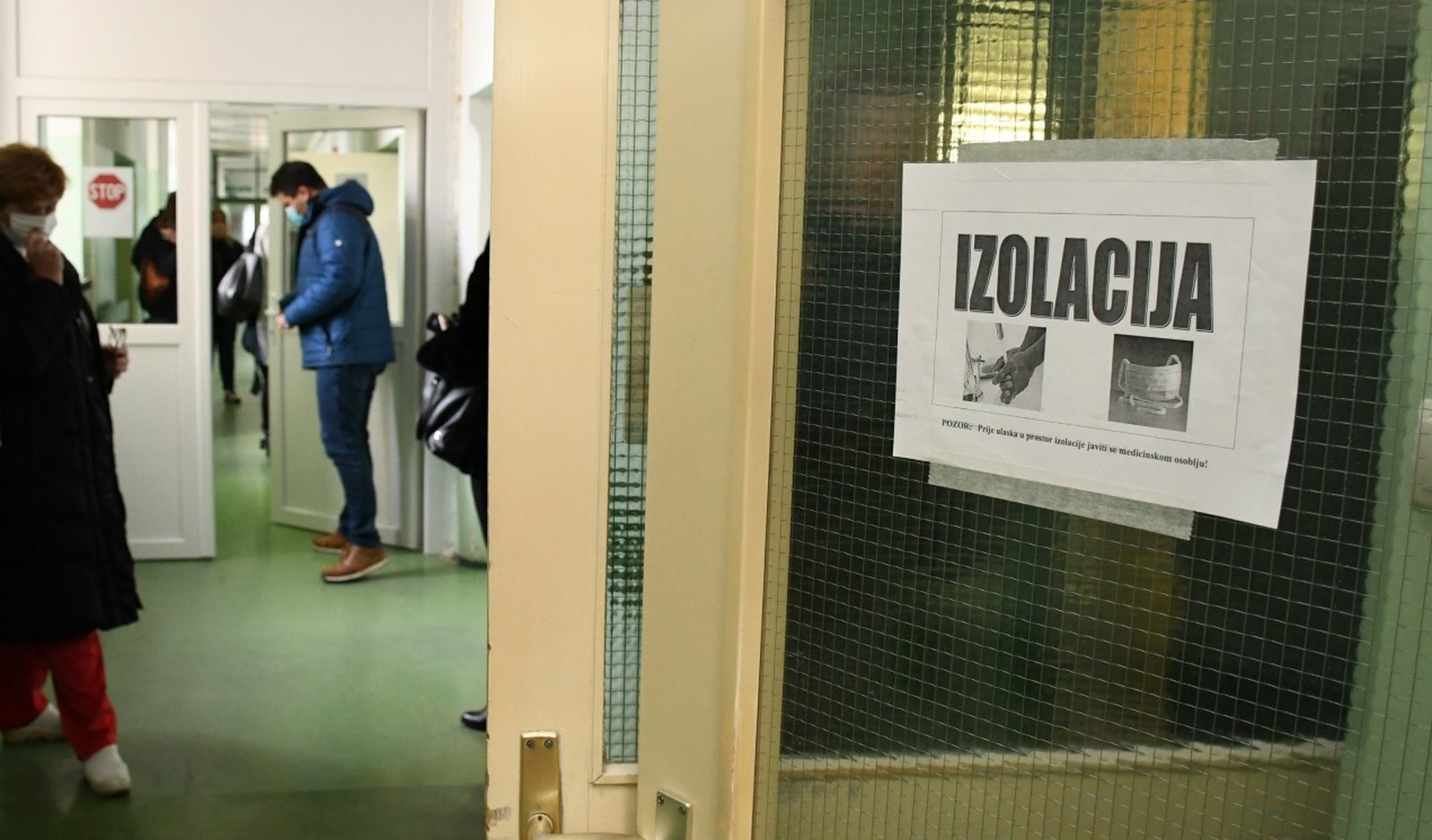 05.11.2020., Bjelovar - U Opcoj bolnici jos jedan dodatni bolnicki odjel je ispraznjen i preuredjen za prihvat pacijenata zarazenih koronavirusom. Pristup odjelu gdje ce se od danas smjestavati  novozarazeni u karanteni ili na respratoru biti ce strogo zabranjen. Zbog sve veceg broja zarazenih bolnicki kapaciteti sa trenutacnih 80 lezajeva dodatno su povecani na 142. 
Photo: Damir Spehar/PIXSELL