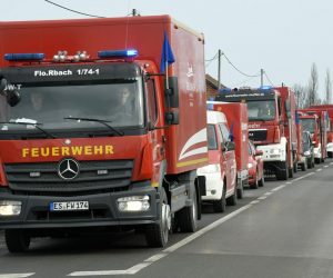 06.02.2021.,Glina - Drzavni tajnik za vanjsku trgovinu i razvojnu suradnju Zdenko Lucic zajedno s predstavnicima Stozera civilne zastite za saniranje posljedica razornog potresa i gradonacelnikom Gline Stjepanom Kostanjevicem docekao je konvoj humanitarne pomoci iz grada Aichtala s kojim je doslo i brojno izaslanstvo, predvodjeno gradonacelnikom Aichtala Sebastianom Kurzom. Konvoj cine 22 vozila humanitarne pomoci, u kojima se nalazi vatrogasna oprema i odjeca, pumpe, agregati, grijalice, elektricni alati, elektromaterijal, poljski kreveti, prehrambeni proizvodi, higijenske potrepstine te 22 tisuce FFP2 maski.
Photo: Nikola Cutuk/PIXSELL