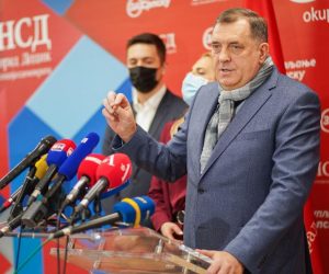 06.02.2021., Banja Luka, Bosna i Hercegovina – Predsednik SNSD-a i predsjedavajuci Predsjednistva BiH, Milorad Dodik, izjavio je danas da je raspustio Gradski odbor Banja Luka i imenovao novog privremenog predsjednika Vladu Djajica, inace  direktora Univerzitetsko-klinickog centra RS. Dodik se na ovaj korak odlucio zbog toga sto je SNSD izgubio mjesto gradonacelnika na proslim lokalnim izborima.

Photo: Dejan Rakita/PIXSELL