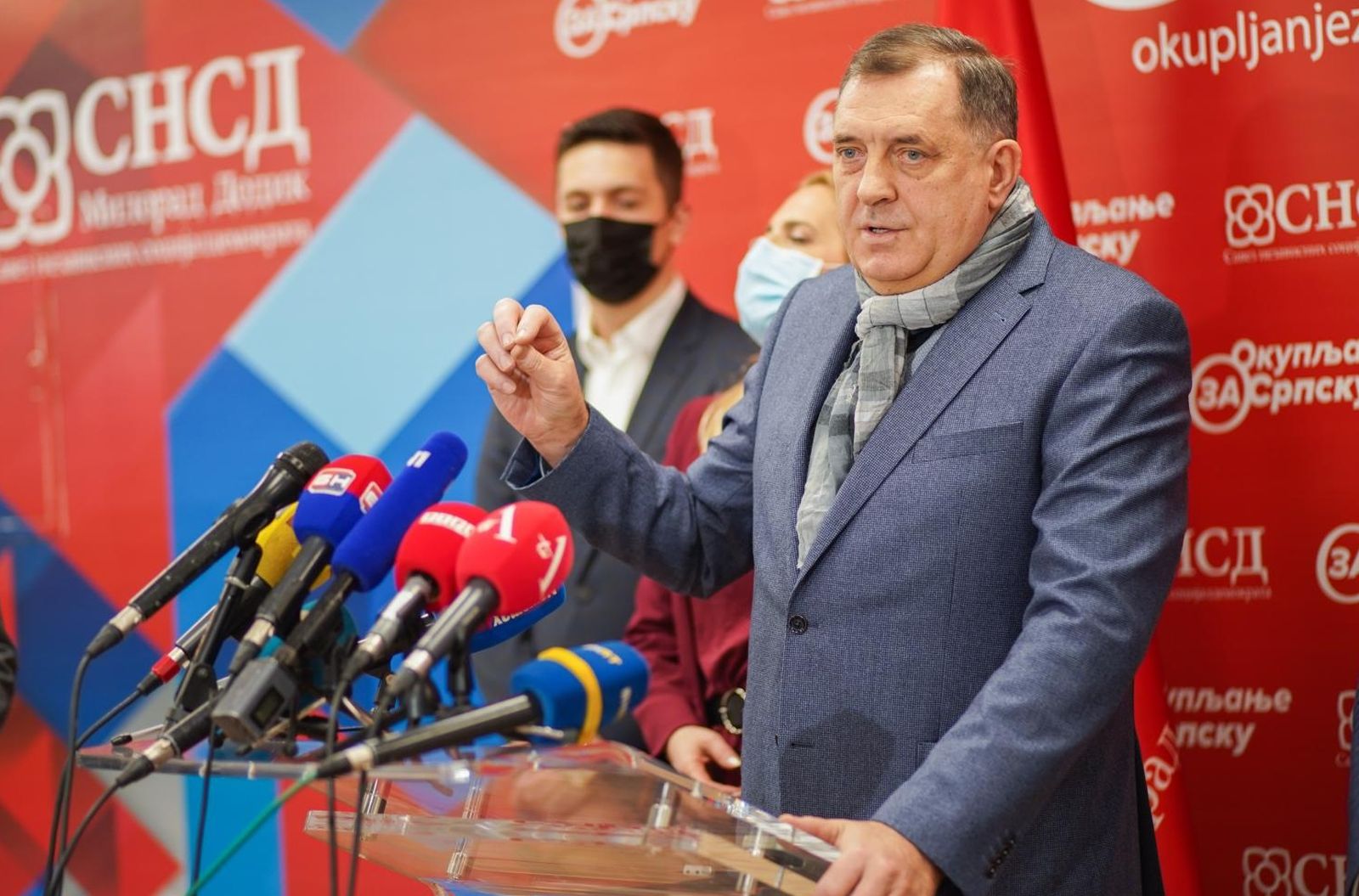 06.02.2021., Banja Luka, Bosna i Hercegovina – Predsednik SNSD-a i predsjedavajuci Predsjednistva BiH, Milorad Dodik, izjavio je danas da je raspustio Gradski odbor Banja Luka i imenovao novog privremenog predsjednika Vladu Djajica, inace  direktora Univerzitetsko-klinickog centra RS. Dodik se na ovaj korak odlucio zbog toga sto je SNSD izgubio mjesto gradonacelnika na proslim lokalnim izborima.

Photo: Dejan Rakita/PIXSELL