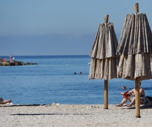 06.09.2020., Primosten - Domaci i strani turisti uzivaju u lijepom rujanskom dana na plazama u Primostenu.
Photo: Hrvoje Jelavic/PIXSELL