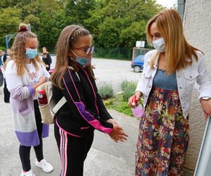 07.09.2020., Ozalj - Prvi dan nove skolske godine u Osnovnoj skoli Slava Raskaj u Ozlju. Zbog pandemije koronavirusa nastava se odvija po epidemioloskim mjerama, ucenici visih razreda u skolu ulaze sa maskama, dezinficiraju se ruke. 
Photo: Kristina Stedul Fabac/PIXSELL