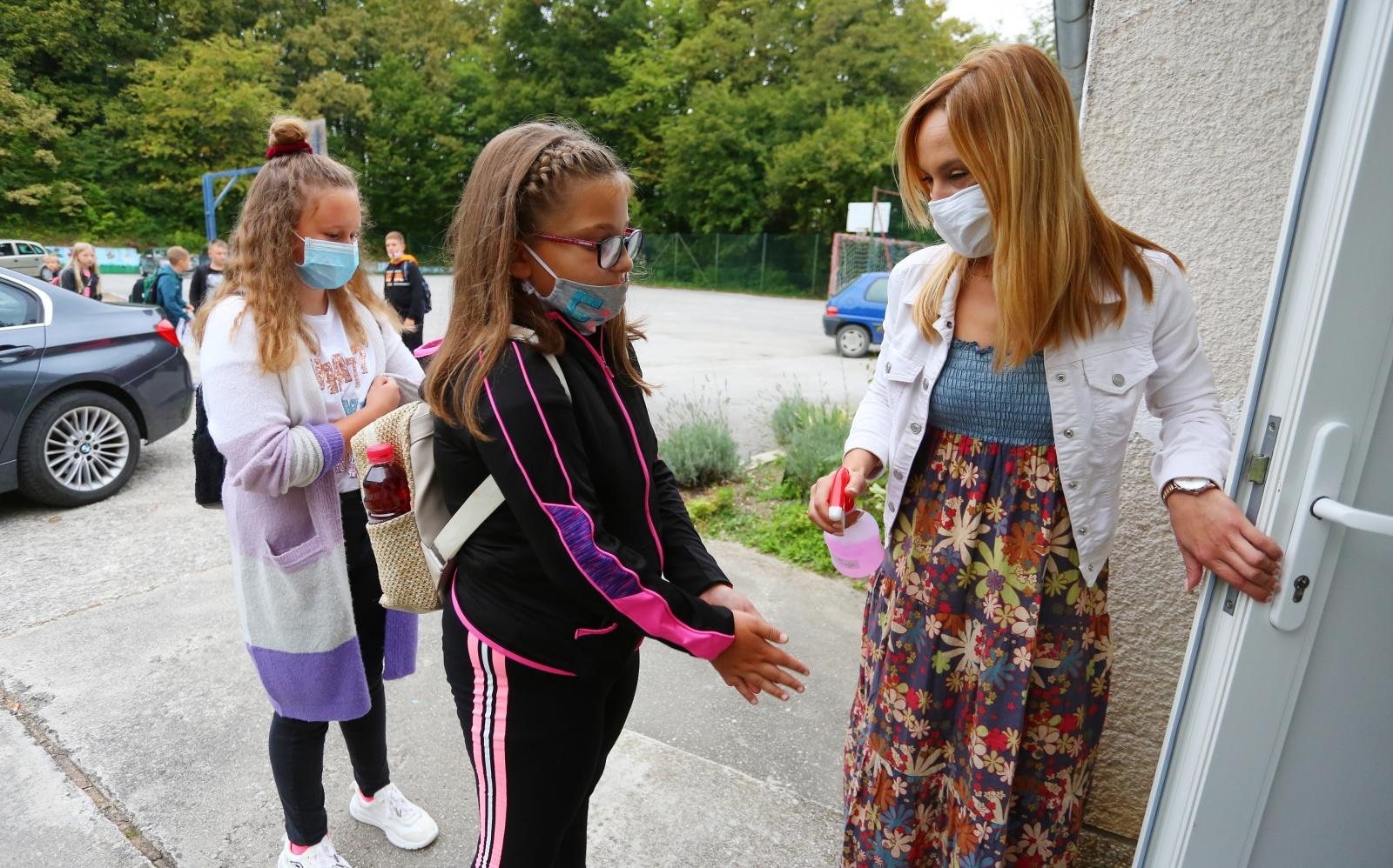 07.09.2020., Ozalj - Prvi dan nove skolske godine u Osnovnoj skoli Slava Raskaj u Ozlju. Zbog pandemije koronavirusa nastava se odvija po epidemioloskim mjerama, ucenici visih razreda u skolu ulaze sa maskama, dezinficiraju se ruke. 
Photo: Kristina Stedul Fabac/PIXSELL