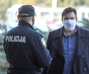 07.12.2020., Zagreb - Predstavnici Udruga Glas poduzetnika polozil su vijenac i zapalili svijece ispred Ministarstva gospodarstva i odrzivog razvoja, nezadovoljni radom toga ministarstva i ministra Tomislava Corica.
Photo: Borna Filic/PIXSELL