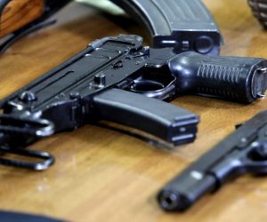 08.01.2021., Sibenik - U Policijskoj upravi odrzana je konferencija za povodom modernizirane kampanje „Manje oruzja, manje tragedija“. Izlozeno je vraceno oruzje kao i minsko eksplozivna sredstva. S vracenim naoruzanjem i uputama o kolicini i nacinu vracanja upoznao nas je nacelnik Ivica Kostanic i glasnogovornik PU Sime Pavic.
Photo: Dusko Jaramaz/PIXSELL