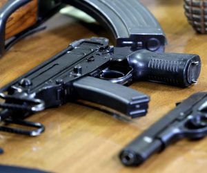 08.01.2021., Sibenik - U Policijskoj upravi odrzana je konferencija za povodom modernizirane kampanje „Manje oruzja, manje tragedija“. Izlozeno je vraceno oruzje kao i minsko eksplozivna sredstva. S vracenim naoruzanjem i uputama o kolicini i nacinu vracanja upoznao nas je nacelnik Ivica Kostanic i glasnogovornik PU Sime Pavic.
Photo: Dusko Jaramaz/PIXSELL