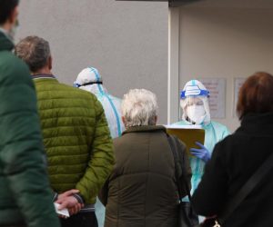 08.02.2021., Sibenik - Testiranje na koronavirus u Sibeniku radi se svakoga dana osim nedelje ispred sibenske opce bolnice.
Photo: Hrvoje Jelavic/PIXSELL