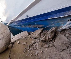 U Zadru se nasukao katamaran Novalja 09.01.2019., Zadar - Jadrolinijin katamaran Novalja koji povezuje otoke Ist i Molat sa Zadrom nasukao se na lukobranu gradske luke jutros oko 7.40 sati. Iako je u katamaranu bilo dvadesetak putnika, prema prvim nesluzbenim informacijama jedan clan posade je ozlijedio ruku, a jedan putnik zatrazio je lijecnicku pomoc. Kao uzrok nasukavanja navodi se otkazivanje komandi broda. 

Photo: Dino Stanin/PIXSELL