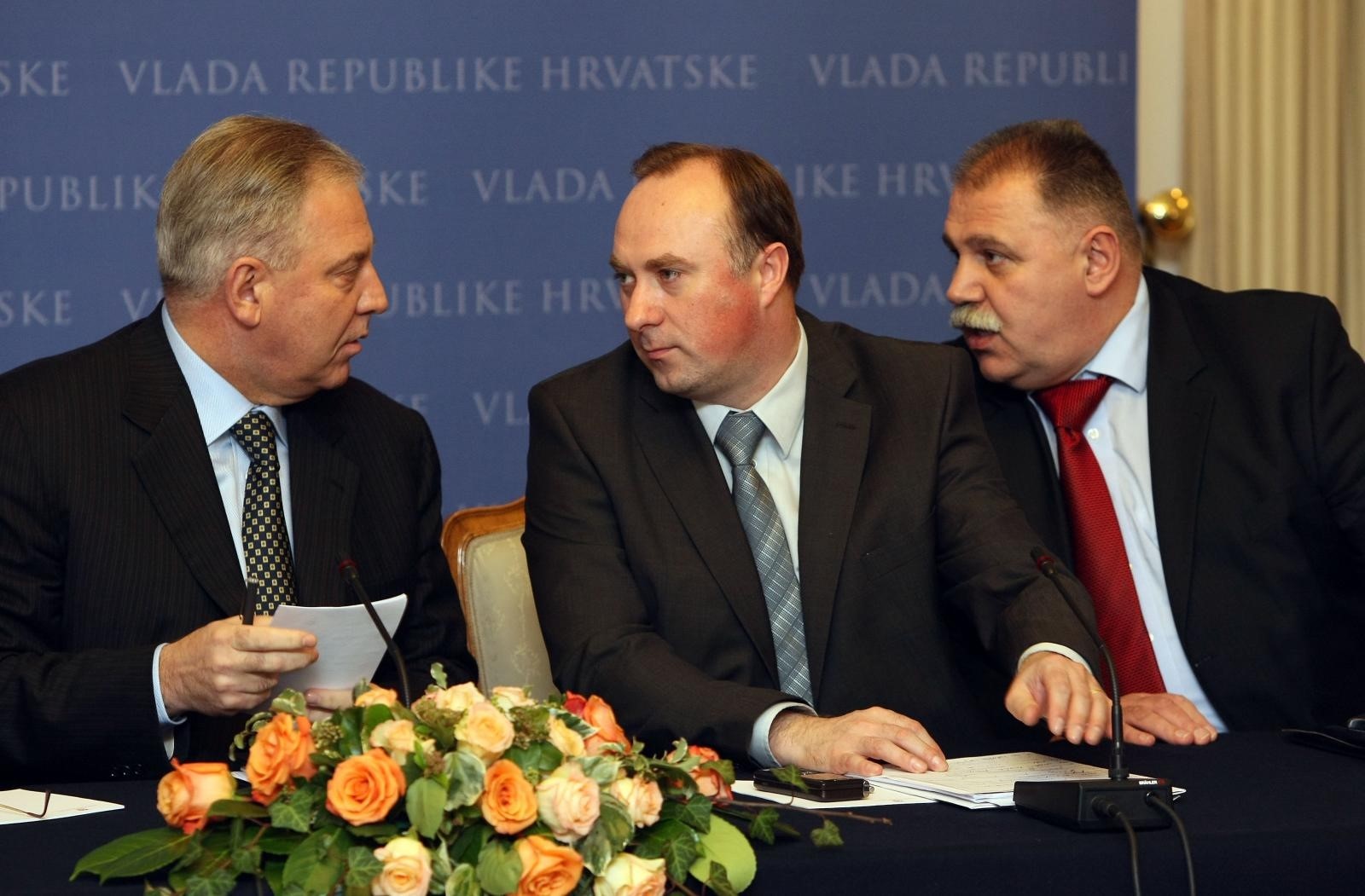 11.02.2009., Zagreb - Na sjednici Ekonomskog socijalnog vijeca zakljuceno je, nakon deset godina provedbe mirovinske reforme, da je drugi mirovinski stup promasaj. Ivo Sanader, Damir Polancec i Ivan Suker. 
Photo: Jurica Galoic/24sata