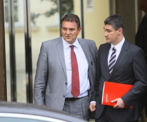 12.10.2009.,Zagreb,Hrvatska - Zoran Milanovic i Radimir Cacic  izlaze iz Banskih dvora nakon oporbenih celnika s premijerkom  Jadrankom Kosor na kojem se raspravljalo o ustavnim promjenama. Oporbeni celnici trcali su po kisi do svojih automobila, dok su ministre docekivali vozaci s kisobranima.
Photo: Zeljko Lukunic/24sata