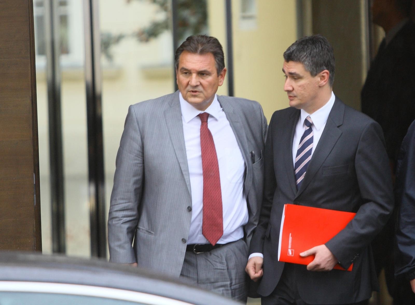 12.10.2009.,Zagreb,Hrvatska - Zoran Milanovic i Radimir Cacic  izlaze iz Banskih dvora nakon oporbenih celnika s premijerkom  Jadrankom Kosor na kojem se raspravljalo o ustavnim promjenama. Oporbeni celnici trcali su po kisi do svojih automobila, dok su ministre docekivali vozaci s kisobranima.
Photo: Zeljko Lukunic/24sata