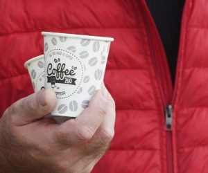 09.12.2020., Sibenik - Sibencanke i sibencani strpljivo cekaju u redu za Coffee to go.
Photo: Hrvoje Jelavic/PIXSELL