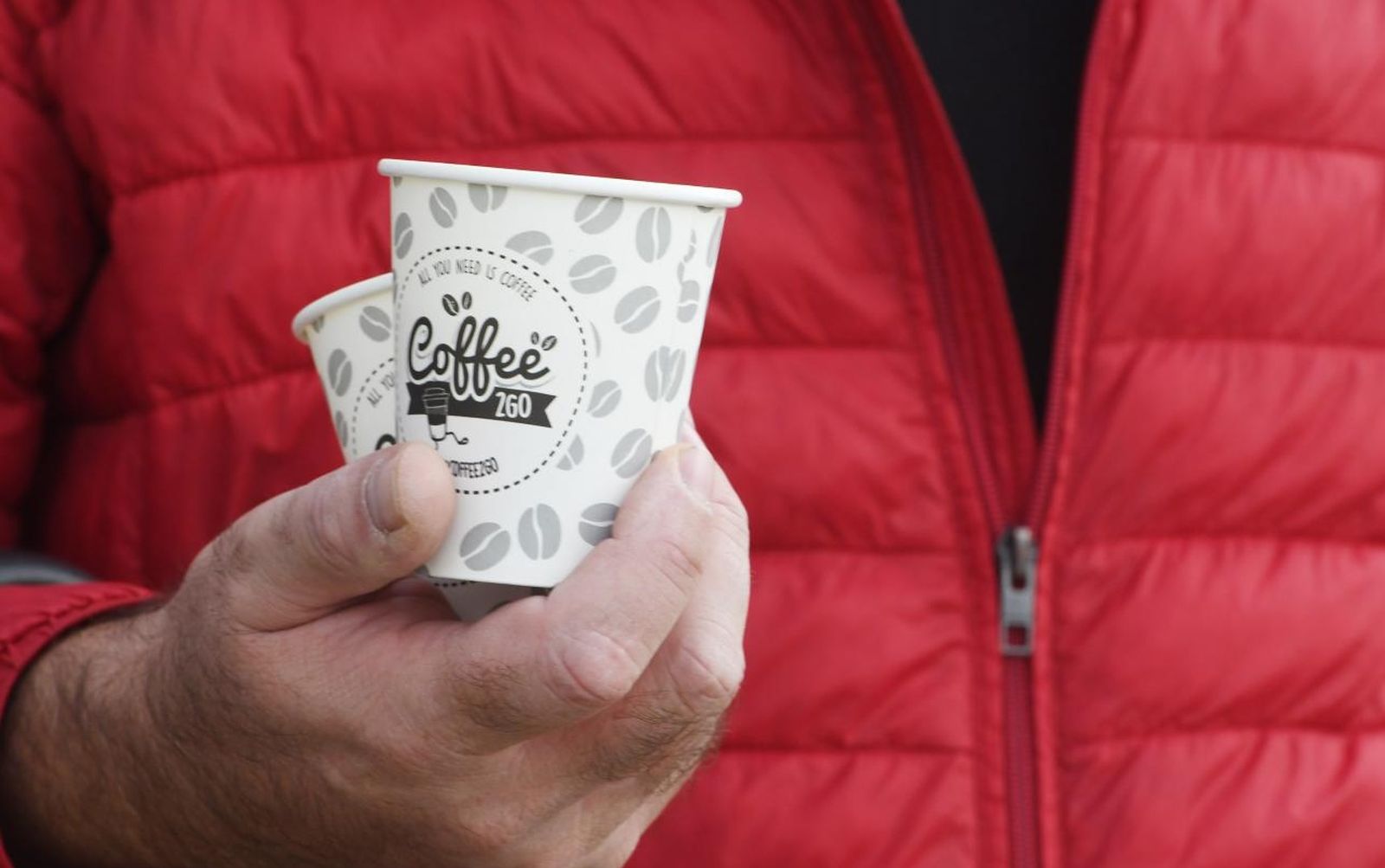 09.12.2020., Sibenik - Sibencanke i sibencani strpljivo cekaju u redu za Coffee to go.
Photo: Hrvoje Jelavic/PIXSELL