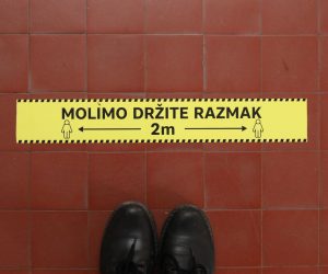 10.02.2021., Osijek - Zbog pandemije koronavirusa obavezan je razmak od 2 metra. Photo: Dubravka Petric/PIXSELL