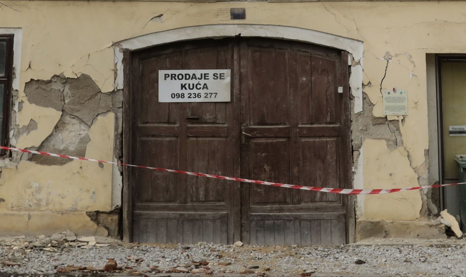 10.02.2021., Petrinja -  Nakon katastrofalnog potresa koji je pogodio sisacko-moslavacku zupaniju sve vise obiteljskih kuca oglasava za prodaju.
Photo: Robert Anic/PIXSELL