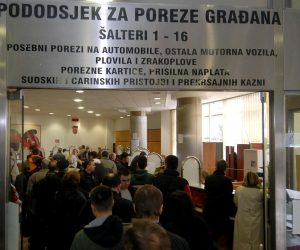 26.02.2010, Zagreb, Hrvatska - Avenija Dubrovnik 32, velike guzve u poreznoj upravi, ljudi u zadnjih par dana podnose porezne prijave.
Photo: Matija Habljak/PIXSELL