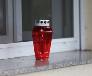 10.07.2019., Djakovo - U ulici Petra Preradovica u zgradi Centra za socijalnu skrb doslo je do pucnjave prilikom cega je jedna osoba smrtno stradala. Na zgradi centra za socijslnu skrb izvjesena je zastava i zapaljena svijeca na svakom od prozora zgrade. Photo: Davor Javorovic/PIXSELL