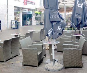 10.11.2020., Zagreb - Iako su od pocetka pandemije koronavirusa popularnije od zatvorenih kafica, zbog rosulje koja od nocas moci zagrebacke ulice terase kafica ostaju prazne do poboljsanja vremena.
Photo: Patrik Macek/PIXSELL
