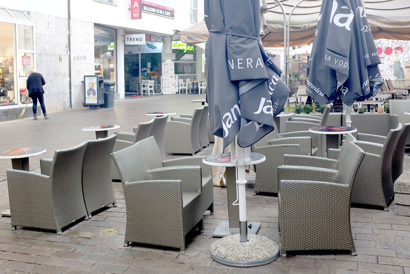 10.11.2020., Zagreb - Iako su od pocetka pandemije koronavirusa popularnije od zatvorenih kafica, zbog rosulje koja od nocas moci zagrebacke ulice terase kafica ostaju prazne do poboljsanja vremena.
Photo: Patrik Macek/PIXSELL