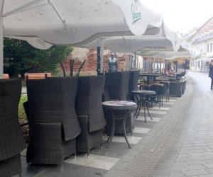 10.11.2020., Zagreb - Iako su od pocetka pandemije koronavirusa popularnije od zatvorenih kafica, zbog rosulje koja od nocas moci zagrebacke ulice terase kafica ostaju prazne do poboljsanja vremena.
Photo: Patrik Macek/PIXSELL