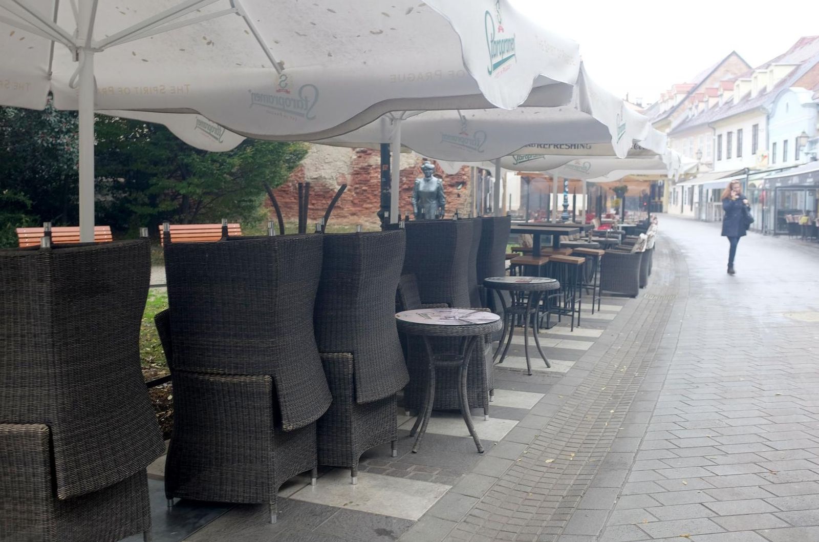 10.11.2020., Zagreb - Iako su od pocetka pandemije koronavirusa popularnije od zatvorenih kafica, zbog rosulje koja od nocas moci zagrebacke ulice terase kafica ostaju prazne do poboljsanja vremena.
Photo: Patrik Macek/PIXSELL
