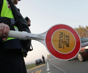 31.10.2011., Koprivnica - Kontrolna tocka policajaca PU koprivnicko-krizevacke na drzavnoj cesti D2 izmedju sela Subotica Podravska i Rasinja zbog pljacke zlatarne u Ludbregu. Photo: Marijan Susenj/PIXSELL