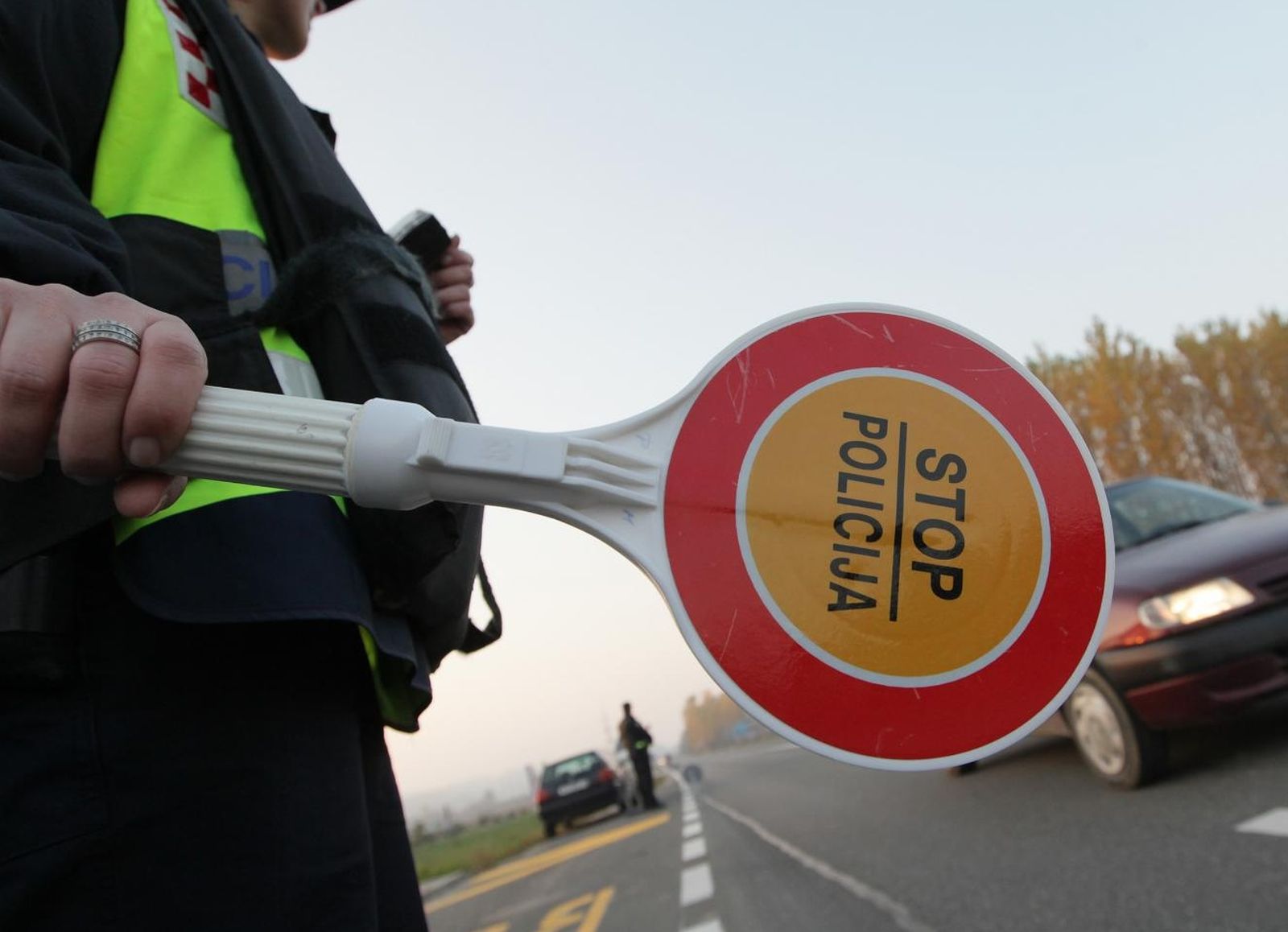 31.10.2011., Koprivnica - Kontrolna tocka policajaca PU koprivnicko-krizevacke na drzavnoj cesti D2 izmedju sela Subotica Podravska i Rasinja zbog pljacke zlatarne u Ludbregu. Photo: Marijan Susenj/PIXSELL