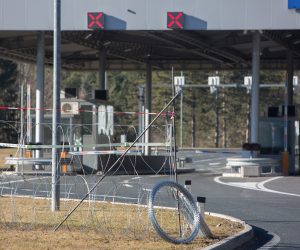 11.12.2015., Rupa - Slovenska vojska postavlja bodljikavu zicu na granicnim prijelazima Rupa i Pasjak.
Photo: Nel Pavletic/PIXSELL