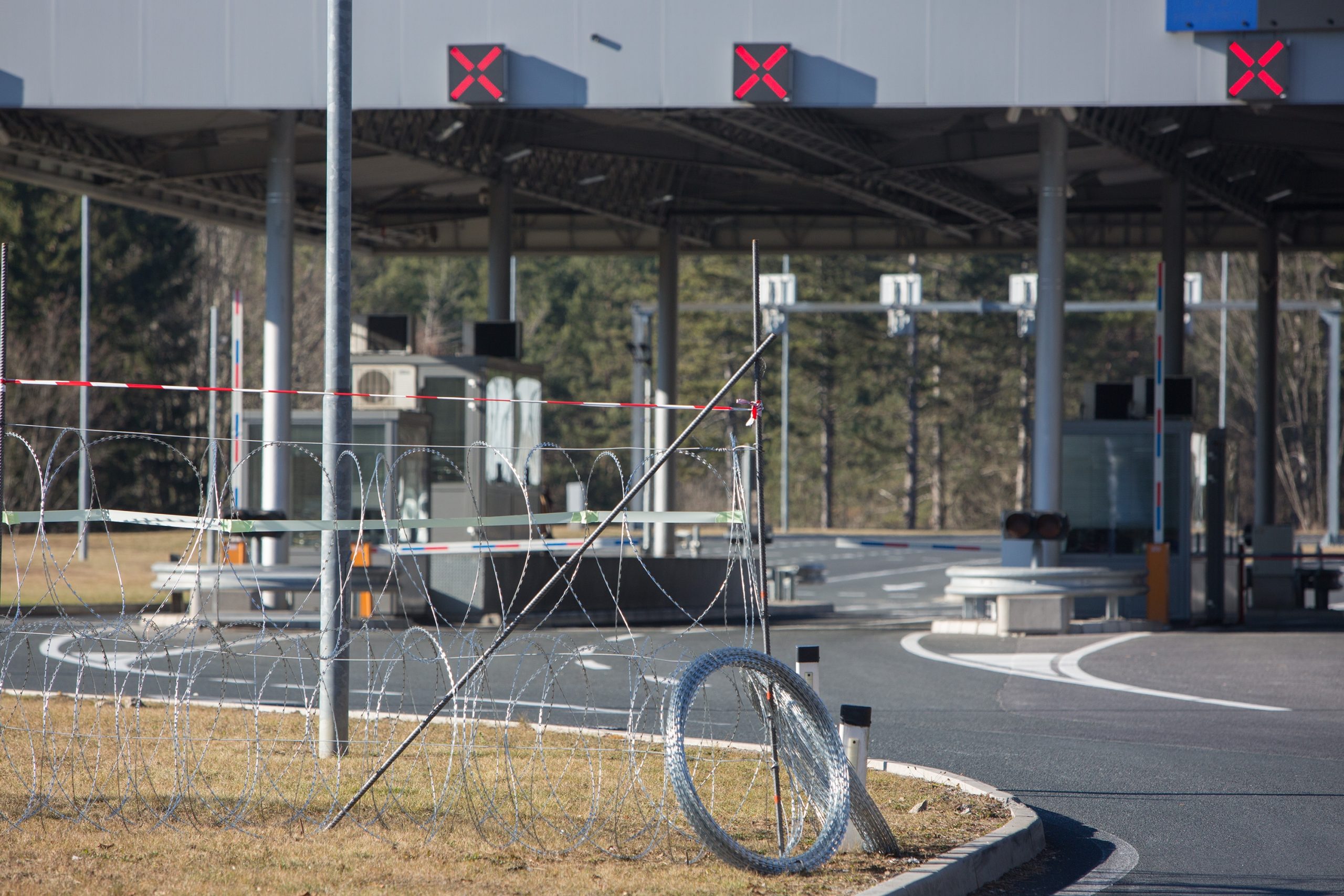 11.12.2015., Rupa - Slovenska vojska postavlja bodljikavu zicu na granicnim prijelazima Rupa i Pasjak.
Photo: Nel Pavletic/PIXSELL