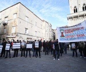 12.01.2019., Trg Ivana Pavla II, Trogir - Sindikalisti Brodotrogira organzirali mirni prosvjed kojem se odazvao velik broj radnika. Upozorili su na tesko stanje u brodogradnji i podrzali nastavak brodogradnje u gradovima.
Photo: Ivo Cagalj/PIXSELL