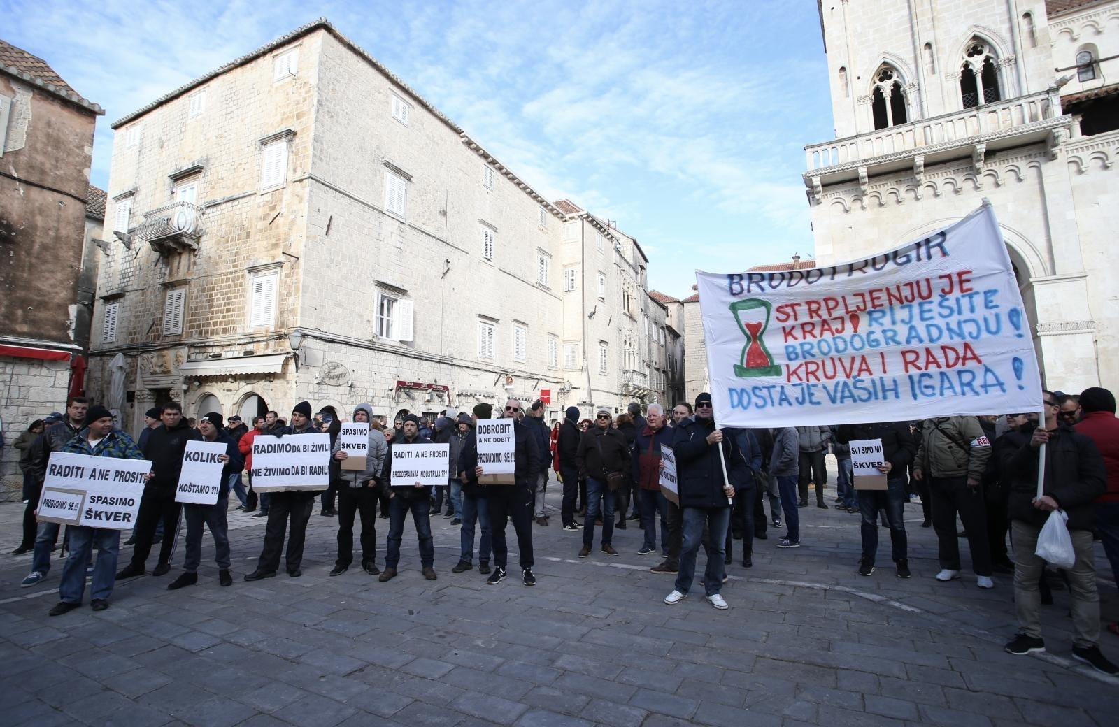 12.01.2019., Trg Ivana Pavla II, Trogir - Sindikalisti Brodotrogira organzirali mirni prosvjed kojem se odazvao velik broj radnika. Upozorili su na tesko stanje u brodogradnji i podrzali nastavak brodogradnje u gradovima.
Photo: Ivo Cagalj/PIXSELL