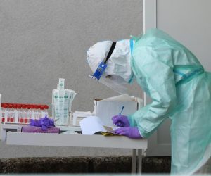 12.01.2021., Sibenik - Posljednjih dana nema prevelike guzve na testiranjima za covid-19 pred sibenskom Opcom bolnicom. Photo: Hrvoje Jelavic/PIXSELL