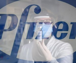 12.11.2020., Zagreb - Ilustracija -  istrazivanje cjepiva za covid-19. Americka farmaceutska tvrtka Pfizer objaviila je u ponedjeljak da je njihovo cjepivo za koronavirus izuzetno efektivno, tocnije efektivnije od 90%. Pfizer cjepivo razvija u suradnji s njemackom tvrtkom BioNTech. Na temelju najava, dvije tvrtke bi do kraja godine mogle isporuciti do 50 milijuna doza cjepiva u svijetu te do 1,3 milijarde doza u 2021. Photo: Zeljko Lukunic/PIXSELL