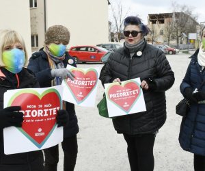13.02.2021.,Petrinja - Inicijativa gradjana (IG) "Petrinjsko proljece" organizirala je akciju "Moja kuca je prioritet“ kojom su pozvali gradjane Petrinje da istaknu na svojim kucama znak kojim zahtijevaju hitno djelovanje institucija i odgovornih u sanaciji potresom ostecenih gradjevina.
Photo: Nikola Cutuk/PIXSELL