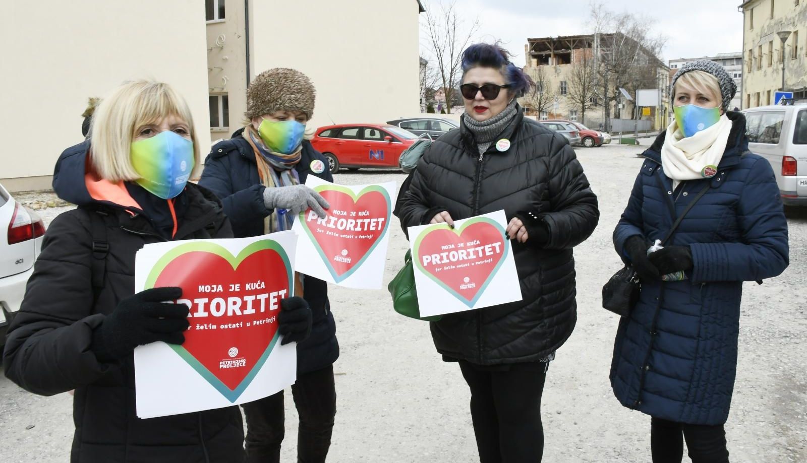 13.02.2021.,Petrinja - Inicijativa gradjana (IG) "Petrinjsko proljece" organizirala je akciju "Moja kuca je prioritet“ kojom su pozvali gradjane Petrinje da istaknu na svojim kucama znak kojim zahtijevaju hitno djelovanje institucija i odgovornih u sanaciji potresom ostecenih gradjevina.
Photo: Nikola Cutuk/PIXSELL
