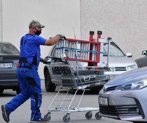 13.07.2020., Slavonski Brod - Gradjani se pridrzavaju obveznog nosenje maski prilikom odlaska u trgovine. 
Photo: Ivica Galovic/PIXSELL