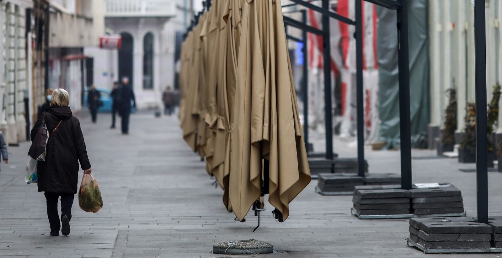 13.11.2020., Sarajevo, Bosna i Hercegovina - Terase kafica i restorana u Sarajevu su prazne zbog hladnijeg vremena i nedostatka turista zbog pandemije virusa covid-19. Photo: Armin Durgut/PIXSELL