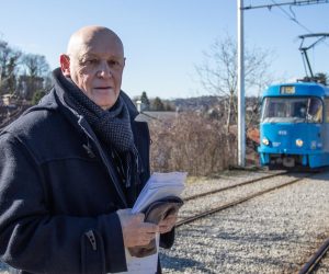 14.02.2021., Zagreb - Predsjednik MO Gracani i vlasnik jedne od parcela kroz koju prolazi tramvaj, Marijan Kos, blokirao je na par minuta tramvajsku prugu kojom vozi tramvajska linija broj 15. Zali se na problem u rjesavanju imovinsko-pravnih odnosa sa Gradom Zagrebom. Photo: Davor Puklavec/PIXSELL