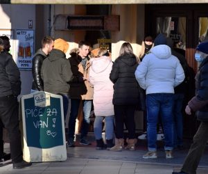 15.02.2021., Slavonski Brod - Brodjani popodnevni predah iskoristili za boravak na suncu uz "kavu za van".
Photo: Ivica Galovic/PIXSELL