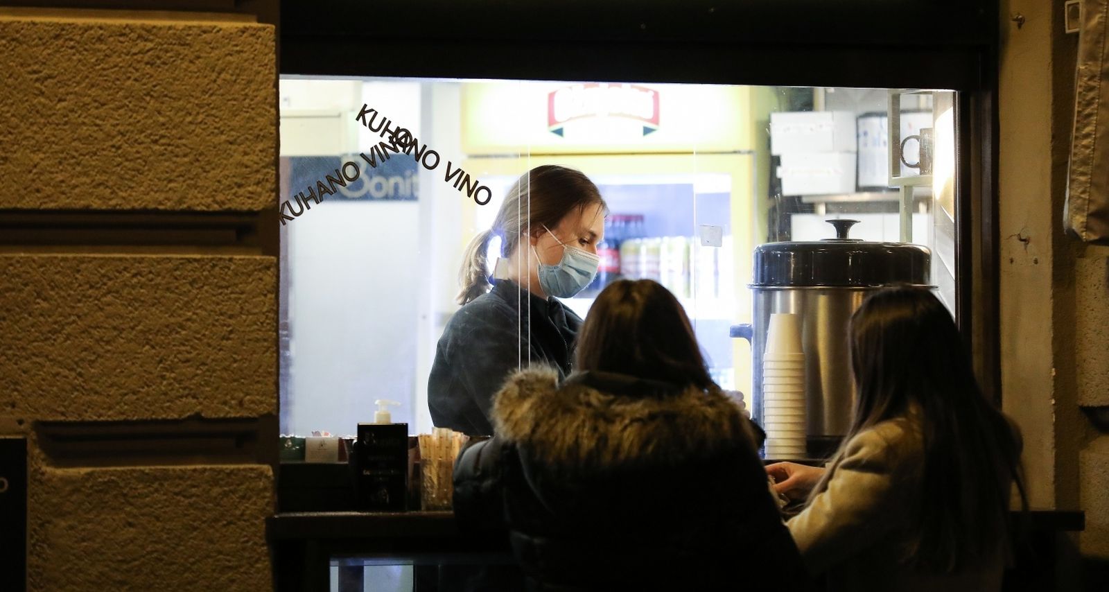 15.02.2021., Zagreb -Iako su vecina kafica danas otvorila svoja vrata za pice za van ispred lokala nema prevelikih guzvi niti zadrzavanja na zatvorenim terasama.
Photo: Emica Elvedji/PIXSELL