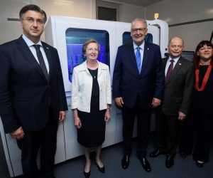 15.06.2020., Zagreb - Predsjednik Vlade Andrej Plenkovic obisao je Kliniku za infektivne bolesti Dr. Fran Mihaljevic. Nakon sastanka s predstavnicima Uprave na celu s ravnateljicom klinike prof. dr. Alemkom Markotic, obisao je Centralni dijagnosticki laboratorij klinike, te obisao stroj COBAS 6800 vrijedan 5 milijuna kuna i prvi u ovom dijelu europe. Alemka Markotic, Andrej Plenkovic, Davor Bozinovic. 
Photo: Marko Lukunic/PIXSELL