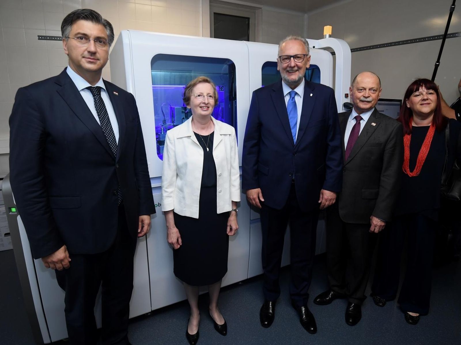 15.06.2020., Zagreb - Predsjednik Vlade Andrej Plenkovic obisao je Kliniku za infektivne bolesti Dr. Fran Mihaljevic. Nakon sastanka s predstavnicima Uprave na celu s ravnateljicom klinike prof. dr. Alemkom Markotic, obisao je Centralni dijagnosticki laboratorij klinike, te obisao stroj COBAS 6800 vrijedan 5 milijuna kuna i prvi u ovom dijelu europe. Alemka Markotic, Andrej Plenkovic, Davor Bozinovic. 
Photo: Marko Lukunic/PIXSELL